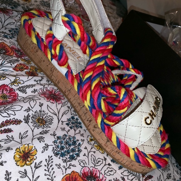 Size 7 Chanel  sandals only worn once - Picture 4 of 5